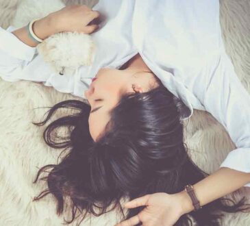 Fashion Charm Blonde Girl in Pink Sunglasses