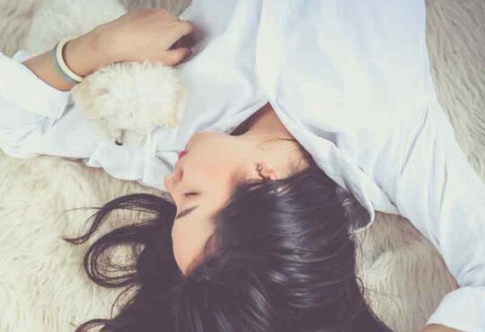 Fashion Charm Blonde Girl in Pink Sunglasses